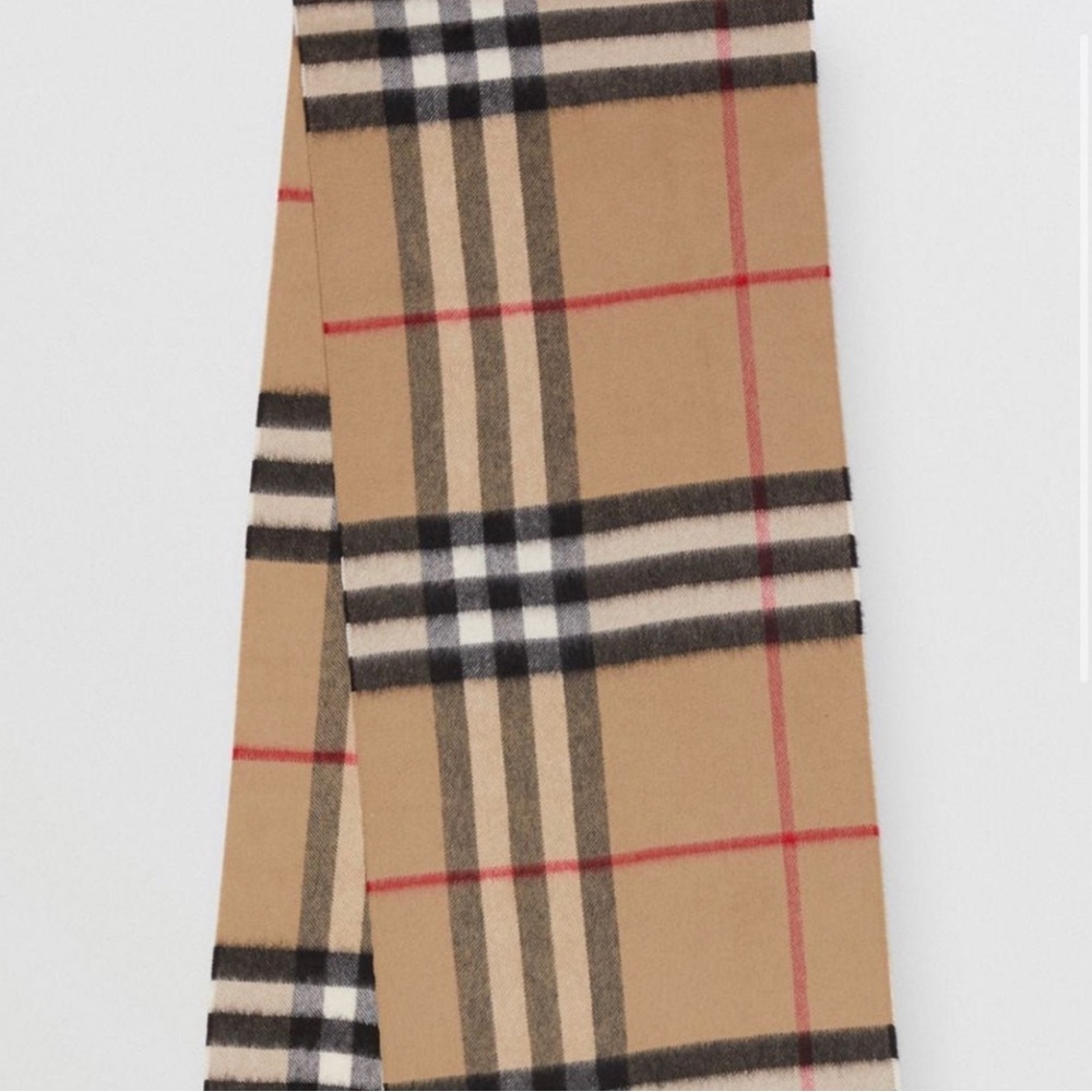 BURBERRY The classic check cashmere scarf vintage super nice and warm